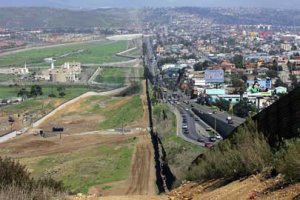The U.S. Mexican border, U.S. is on the left side of the photo hmprcbp007_5f270.jpg